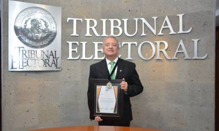 Mario Ernesto Pfeiffer recibe medalla al Mérito Jurídico Electoral