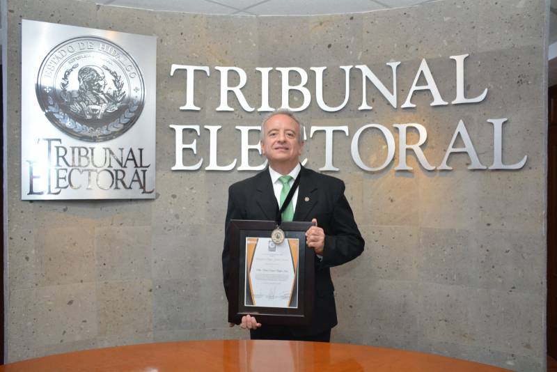 Mario Ernesto Pfeiffer recibe medalla al Mérito Jurídico Electoral