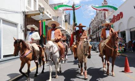 Charros desfilan en su día por las principales calles de Pachuca