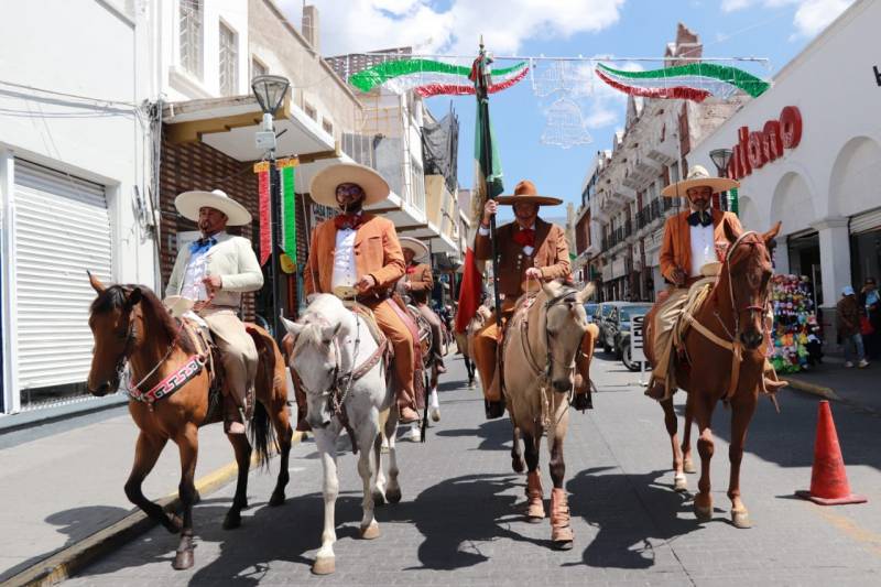 Charros desfilan en su día por las principales calles de Pachuca