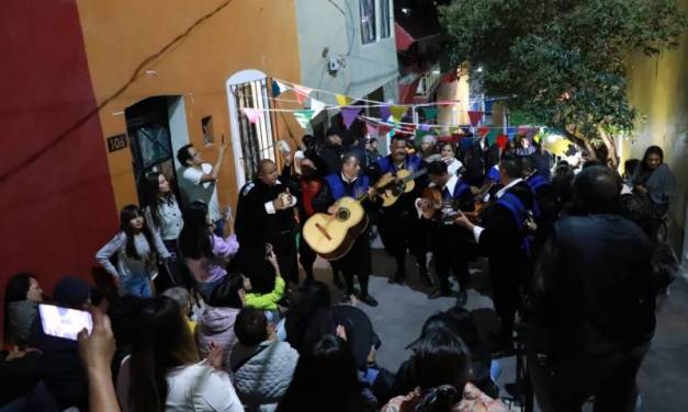 Realizan tradicional callejoneada en El Arbolito