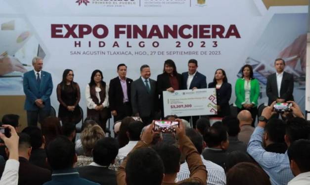 Entrega Menchaca créditos financieros a hidalguenses