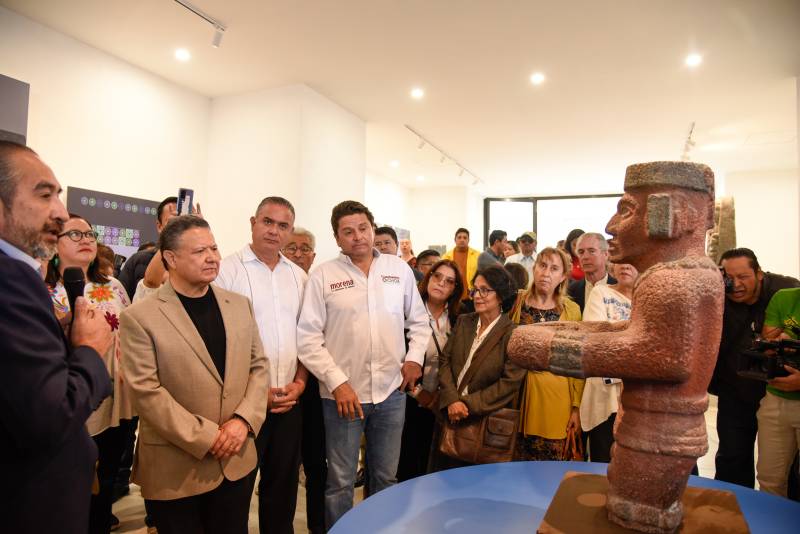 Menchaca asiste a la reapertura del Museo Jorge R. Acosta, en Tula