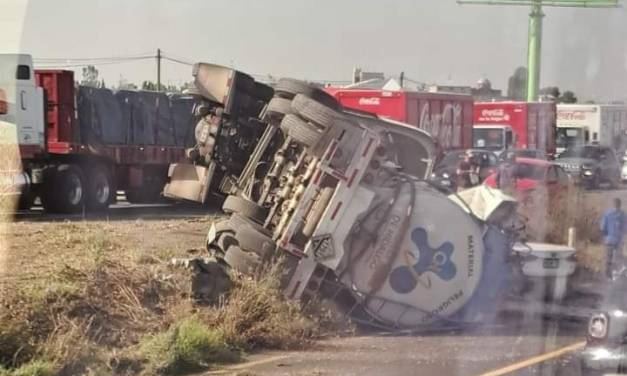 Vuelca pipa sobre la carretera México-Pachuca