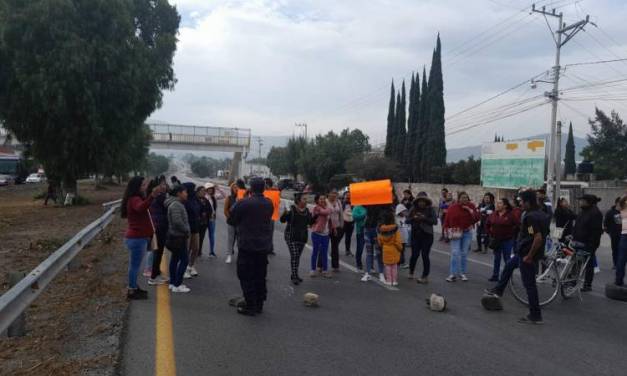 Padres de familia bloquean la carretera Pachuca-Actopan