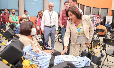 Presidenta del DIF Hidalgo entrega sillas de ruedas eléctricas