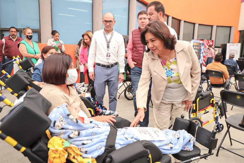 Presidenta del DIF Hidalgo entrega sillas de ruedas eléctricas