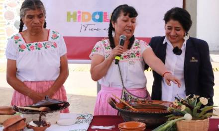 Reconocen a cocineras tradicionales en la feria de Pachuca