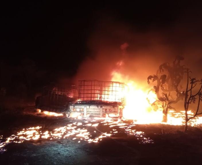 Se incendian camionetas que transportaban huachicol