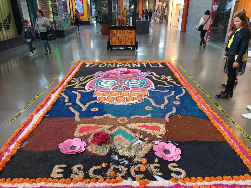 Exhiben alfombras de aserrín alusivas al Día de Muertos