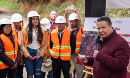 Julio Menchaca entrega obra de pavimentación en la Sierra Gorda