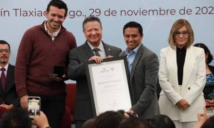 Julio Menchaca entregó premio de ciencia, tecnología e innovación