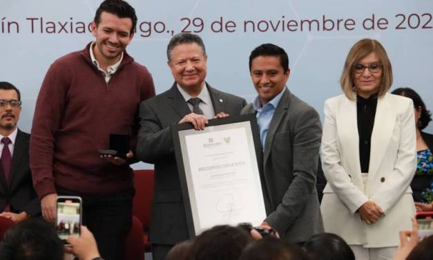 Julio Menchaca entregó premio de ciencia, tecnología e innovación