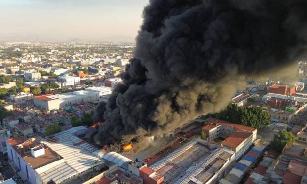 Voraz incendio consume bodega en Tepito