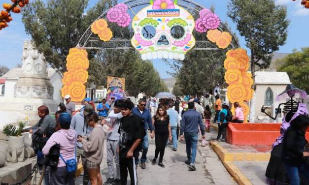 Visitaron el panteón de Pachuca para celebrar con sus fieles difuntos