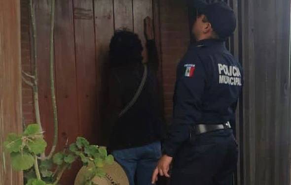 Policía de Pachuca brinda apoyo a mujer que extravió a su hermano en el panteón