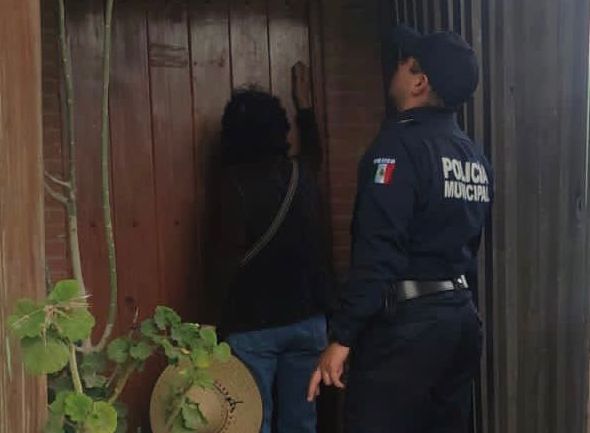 Policía de Pachuca brinda apoyo a mujer que extravió a su hermano en el panteón