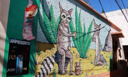 Pintan murales en Barrio Mágico El Arbolito