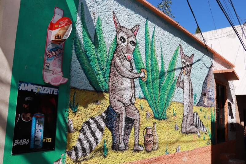 Pintan murales en Barrio Mágico El Arbolito