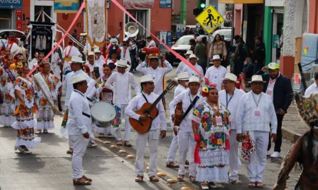 Desfilan los Pueblos Mágicos en la capital hidalguense