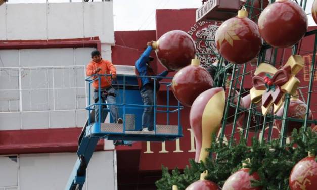 Avanza instalación de árbol navideño en Plaza Juárez