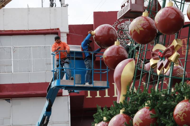 Avanza instalación de árbol navideño en Plaza Juárez