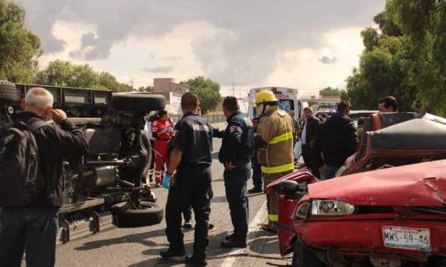 Tráiler arrolla 5 vehículos a su paso