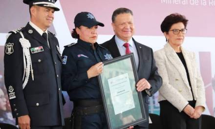 Menchaca reconoce a 152 policías hidalguenses