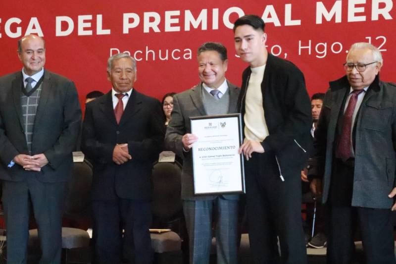 Julio Menchaca entregó Premio al Mérito Deportivo 2022 y 2023