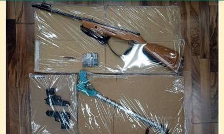 Policía de Pachuca decomisa armas en tianguis de Venta Prieta