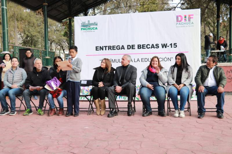 Becas W-15 benefician a más de 800 menores en Pachuca