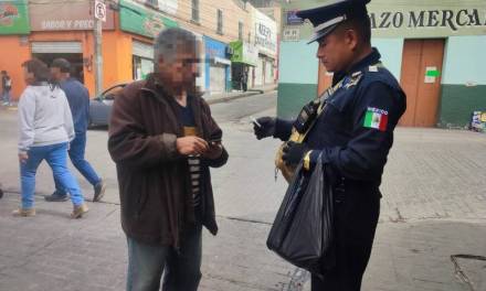 Policías de Pachuca entregan cartera extraviada a su dueño