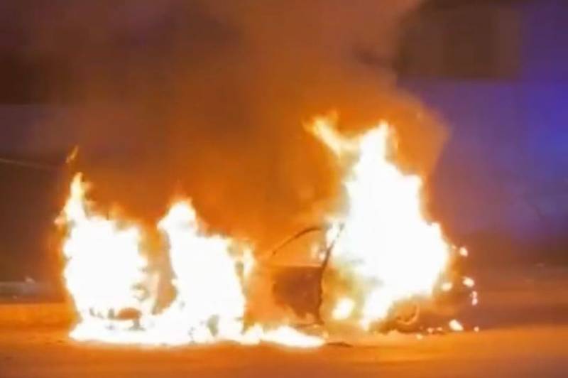 Taxi se incendia después de cargar combustible en Pachuca
