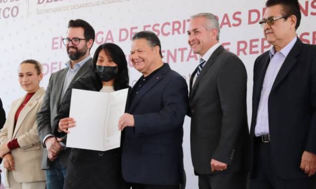 Gobernador entregó 250 títulos de propiedad a familias hidalguenses