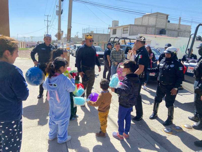Policías municipales entregaron juguetes en 9 colonias de Pachuca