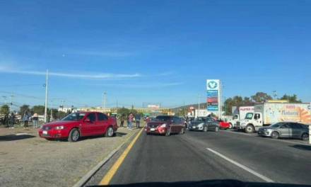 Cierran escuela y bloquean carretera en San Agustín Tlaxiaca