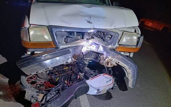 Motociclista muere tras impactarse contra una camioneta en Tepeji