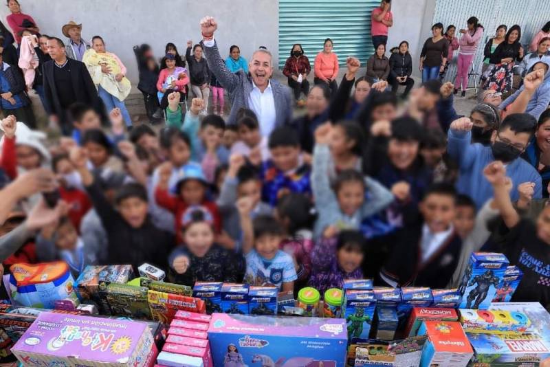 Sergio Baños lleva juguetes a niños de colonias de Pachuca