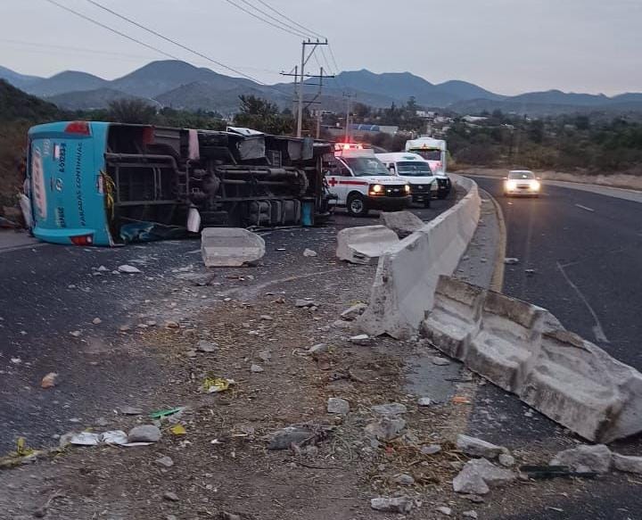Vuelca autobús en la Progreso-Ixmiquilpan, hay varios lesionados
