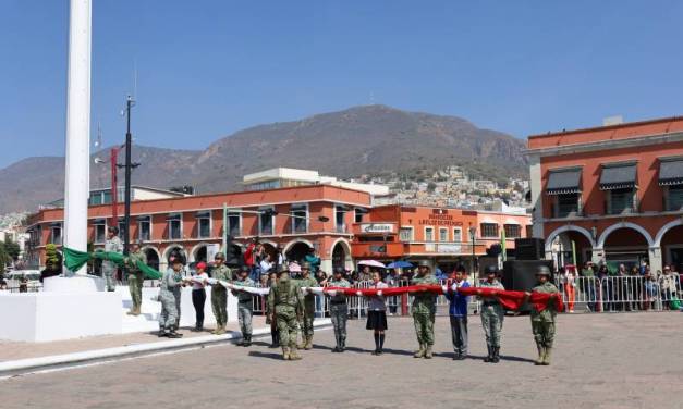 Estudiantes y personal militar realizaron ceremonia cívica por el Día de la Bandera Nacional