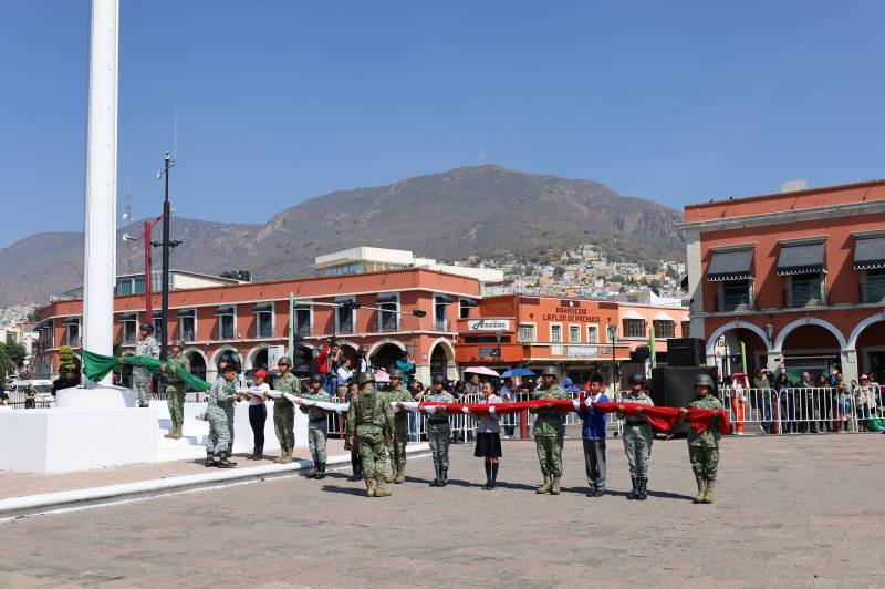 Estudiantes y personal militar realizaron ceremonia cívica por el Día de la Bandera Nacional