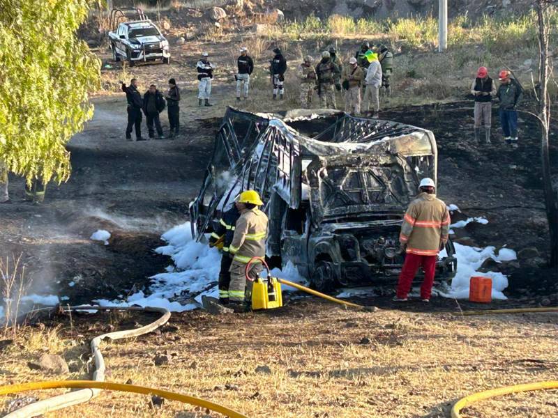 Arde camioneta con huachicol en Atotonilco de Tula