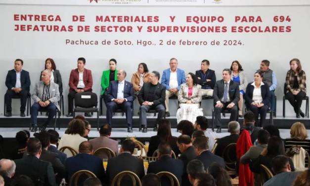 Julio Menchaca entregó equipo para 694 supervisiones escolares