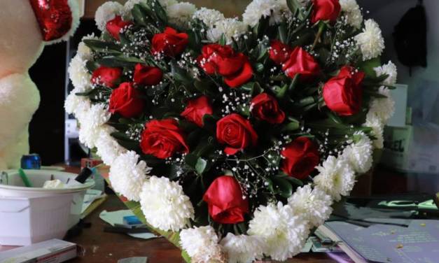 Floristas listos con arreglos para enamorados