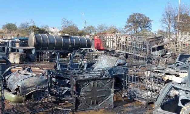 Incendio consume 200 vehículos y 100 motocicletas en corralón de Tulantepec