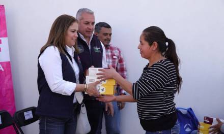 Entregan Sergio Baños y Bárbara Montaño 10 mil litros de leche en Pachuca