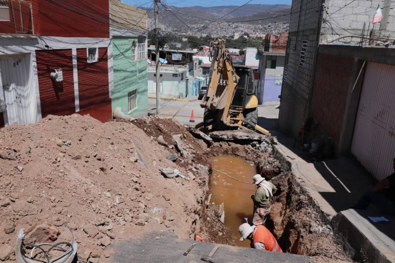 Colapsa la línea de agua en el Cerro de Cubitos; genera socavón