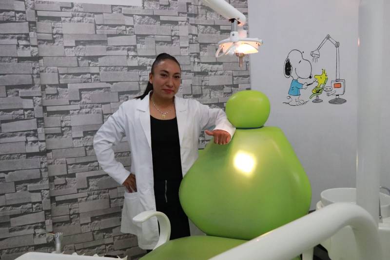 Nayeli Codallos, mujer dentista que sueña con atención bucal para todos