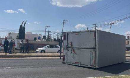 Se registra volcadura de camión en bulevar Santa Catarina
