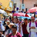 Arzobispo encabeza Viacrucis por las familias